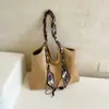 Elegante accesorio de bufanda de seda bolso 2026 nuevo modelo bolso de gamuza para mujer versátil lujo ligero vintage bolso de hombro tipo tote