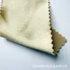 Tejido de satén elástico, grueso y brillante con una caída suave, que presenta un efecto reluciente de seda artificial, adecuado para disfraces de baile y ropa formal.