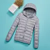 Precio al por mayor 2023 Invierno nuevo chaqueta de plumón ligera para mujer abrigo corto con capucha ultraligero ultrafino ligero moda tendencia