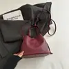 Bolsa Transversal Bucket Nova Tendência da Moda Design de Nicho Fechamento com Cordão Bolsa de Ombro Único para o Dia a Dia Bolsa de Mão de Grande Capacidade