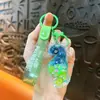 Llavero creativo de concha pequeña con aceite, lindo colgante pequeño de arena movediza líquida, accesorios para bolso, pequeño colgante de regalo, venta al por mayor