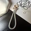 Pulsera de Cadena con Colgante de Lazo Completamente Incrustado Estilo Ins, Correa de Muñeca Corta para Teléfono de Mujer, Portátil, Anticaídas, Versátil