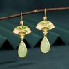 Pendientes de esmalte antiguo de jade hetiano de imitación chino, mil millones de años, con diseño de nicho de perla de nube y preservación del color.