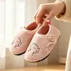 Chinelos de Algodão Infantis para Outono e Inverno, Estilo Família, Espessos, Antiderrapantes, Silenciosos, Sapatos de Algodão Cartoon para Casa, Chinelos Quentes para Meninos e Meninas