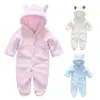 Macacão de Bebê Estilo Novo Outono e Inverno de Tecido Coral com Capuz Manga Longa para Engatinhar Roupa Fofa Quente de Peça Única para Crianças Pequenas