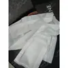 DestacadoYuran 26 Nueva Colección de Principios de Otoño: Camisa a la moda y estilizada de manga corta con cuello pequeño de solapa y borde sin rematar