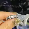 Anillo Versa Croix Retro de Cruz para Mujer con Circonita 5A Guardián Cruz Estrecha Anillo de Pareja