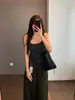 Roupa íntima versátil com malha canelada de alta elasticidade, textura escovada, corte justo, decote U profundo, bojo embutido, camisola H090213