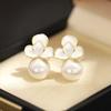 Novos Brincos Elegantes Pétala com Gotejamento de Óleo Branco Folheados a Ouro Pérolas Grandes Versáteis Brincos de Clipe para Orelha Não Perfurada para Mulheres