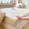 Faldón de cama de gasa de doble capa súper suave Clase A Pieza única 2026 Nueva cubierta de cama Protector de colchón Dormitorio estudiantil Juego de tres piezas 3