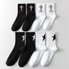 Calcetines de media pantorrilla para hombre, calcetines modernos en blanco y negro con diseño de estrella de cinco puntas y cruz, calcetines versátiles para pareja para hombres y mujeres, adecuados para comercio exterior y calcetines largos transfronterizos