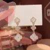 Pendientes de Trébol de Cuatro Hojas Negro y Blanco con Microincrustaciones y Borlas Pendientes Dulces Simples de Nicho Sentido de Alta Gama Moda Exquisita Pendientes de Alta Gama