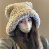 Nuevo Sombrero de Felpa de Invierno Engrosado Cálido Tejido con Protección para las Orejas para Mujeres en Otoño e Invierno Mostrando la Cara Pequeño de Moda Lindo Sombrero de Lana