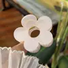 Novo Grampo de Cabelo Flor com Fivela de Borboleta Médio 8cm Elegante Multicor Doce e Fresco Acessório de Cabeça Presilha de Tubarão na Parte de Trás da Cabeça