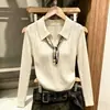 Novo conjunto feminino da moda e popular para o início do outono: um lenço de seda sofisticado, estilo old money, uma blusa de tricô elegante de gola alta e mangas compridas, e uma blusa elegante