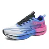 Zapatillas de correr nuevas transfronterizas superficie de malla tejida voladora ligero rebote antideslizante resistente al desgaste zapatillas para trotar cuatro estaciones zapatillas para correr en stock