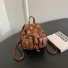 Mochila moderna estilo coreano com design único e estiloso, alto apelo estético, moda de nicho, vibe descontraída, pequena mochila chique, mochila escolar de bolinhas