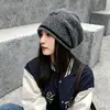 Chapéu de Tricô Feminino para Outono e Inverno, Novo Estilo com Bordado de Letra, Proteção Quente para Orelhas, Elegante e Versátil, Faz o Rosto Parecer Menor, Chapéu Slouchy de Lã