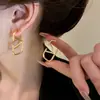 Brincos geométricos de alfabeto de agulha de prata, estilo frio de metal, design de personalidade, brincos elegantes e modernos para combinar