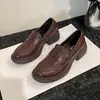 Zapatos de Cuero Pequeños Versátiles de Un Paso Estilo Academia Otoño 2026 Mocasines Planos de Punta Redonda Media con Tacón Grueso para Mujer Estilo Nuevo