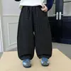 Calças de menino para o outono de 2026, novas calças de moletom xadrez estilosas para crianças, calças compridas casuais estilo jogger de perna larga para meninos, modernas e descoladas