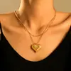 Collar con colgante de amor con cuadros huecos de estilo europeo y americano, chapado en acero inoxidable, oro real de 18 quilates, cadena de clavícula de estilo elegante apilada para mujer