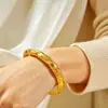 El mismo brazalete de rosa trenzada grabado de la joyería, un brazalete de estilo abierto lujoso y moderno, una nueva pieza de joyería de estilo chino para regalar a tu novia