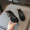 Sapatilhas Borboleta Infantis Fofas e da Moda 2026 Primavera e Outono Novo Estilo Raso Sola Macia Fita Mágica Cor Sólida Sapatos de Couro para Meninas