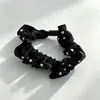 Elástico de cabelo floral em formato de coração, com um tecido acetinado macio e texturizado em uma paleta de cores suaves, com delicados detalhes em renda plissada para um visual delicado e refinado