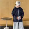 Roupas Infantis Tong Ku Estilo Outono 2026 Série Montanha Letra Estampada Externa Jaqueta Corta-vento com Capuz para Meninos Usável dos Dois Lados Jaqueta Infantil