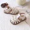 Sandálias Infantis 2026 Verão Novo Estilo Sapatos de Princesa Bebê Criança Pequena Solado Macio Antiderrapante Sapatos de Bebê com Laço Design Simples