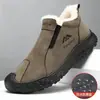 Sapatos de algodão com forro de fleece para o inverno com solas de pneu, botas de algodão para exterior, design slip-on, à prova de vento, impermeáveis e à prova de neve, sapatos de pai, botas de neve para homem