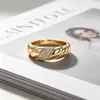 Yanbai Exquisito Versátil Moda Pesado Geométrico Anel Dourado Prateado Fio Torcido Enrolado Leve Luxo Trabalho Anel de Dedo Design tk