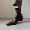 Botines Cortos Estilo Coreano Puntiagudos Aumentadores de Altura para Mujer 2026 Otoño/Invierno Nuevas Llegadas con Felpa Versátiles de Poner Tacón Bajo Suela Suave Botines Adelgazantes