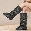Botas largas de mujer de moda 2026 otoño e invierno nuevo estilo botas negras con tachuelas plisadas apiladas con hebilla de cinturón y pierna ancha