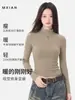 Camiseta de Manga Larga con Cuello Medio para Mujer de Principios de Primavera 2026 Nuevo Estilo para Figuras Pequeñas, Top Versátil de Manga Larga Ajustado como Capa Base