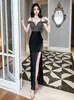 Vestido Largo bodycon sin hombros con pedrería negra, abertura alta, corte ajustado y detalles de patchwork de malla para mujer