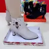 Novas botas curtas de outono e inverno, com forro de fleece, salto alto, detalhe de laço, bico fino, design moderno e versátil, zíper lateral e uso confortável. Estas botas quentes de couro são perfeitas para mulheres