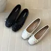 Nuevos zapatos planos de ballet versátiles para el otoño, estilo commuter, con diseño que aumenta la altura, lazo y remaches