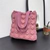 A nova bolsa feminina popular deste ano estilo coreano plissado nicho casual nuvem plissada saco axilar casual bolsa nuvem casual