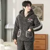 Pijama Clásico Nuevo de Invierno para Hombre, Estilo Invierno, Engrosado y Forrado de Felpa, Felpa de Coral, Chaqueta Acolchada de Tres Capas, Ropa de Casa para Otoño e Invierno