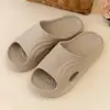 Pantuflas de EVA con sensación de pisar caca para hombre, uso en interiores en casa, antideslizantes, resistentes a olores, nuevo modelo 2026, sandalias deportivas de baño de alta gama