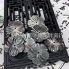 25mm Concha Rosa Cuatro Colores Natural Rosa Mariposa Concha Camelia Flor Tallada Pendientes Broche Accesorios Concha Material DIY