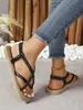 Sapatos baixos outono e verão nova moda sandálias femininas para exterior estilo férias chinelos de tira cruzada preta praia Xia Wei