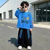Roupa infantil, coleção de outono 2026 para meninos, novo estilo para crianças médias e maiores, roupas de primavera e outono, conjunto de duas peças de manga comprida para meninos