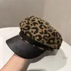 Chapéu Octogonal Retrô Coreano com Estampa de Leopardo e Couro PU Emendado para Mulheres no Outono e Inverno Chapéu de Pintor Sexy Mostrando o Rosto Chapéu de Boina Pequeno Versátil