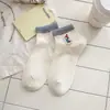 Calcetines Bordados de Cachorro con Gorro Rojo de Dibujos Animados Color-Bloque para Mujer, Calcetines Cortos Finos Sin Costuras de Algodón Puro para Primavera y Verano, Calcetines Populares de Caña Media 2026