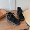 Botas curtas infantis de camurça com bico redondo, novo estilo outono e inverno 2026, versáteis, de cano médio, na moda e estilosas, botas estilo Martin para meninos e meninas