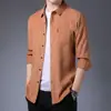 Camisa de manga larga de color liso para hombre 2021 verano nueva casual joven y de mediana edad color liso bolsillo con botón forro venta al por mayor