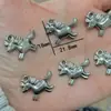 Caballo mecedor minimalista Colgante de poni de acero inoxidable Caballo sólido tridimensional DIY Accesorio de collar pulsera hecho a mano En stock